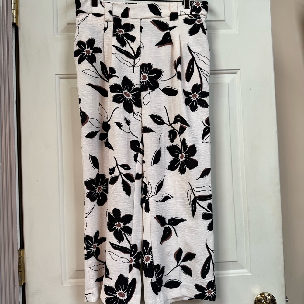Jules & Leopold Cream and Black Floral Capri Pants
